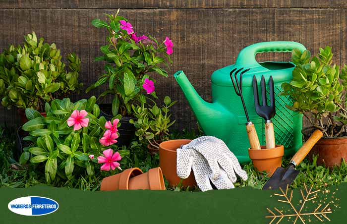 Algunas herramientas necesarias para el mantenimiento del jardín casero.