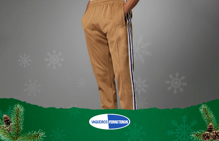 Pants color camel para hombre con rayas negras y blancas al costado