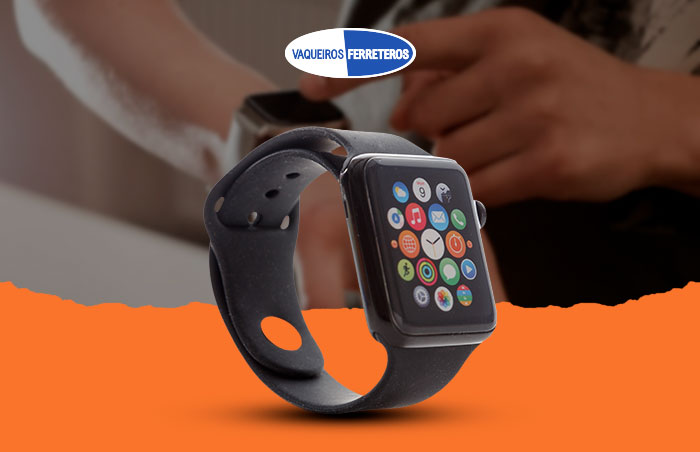 Mostrando su regalo, un reloj ineligente Apple watch.