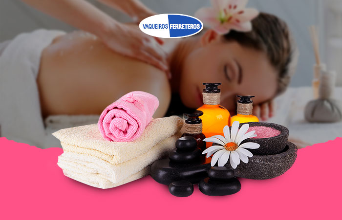 Mujer relajada en spa y productos de spa