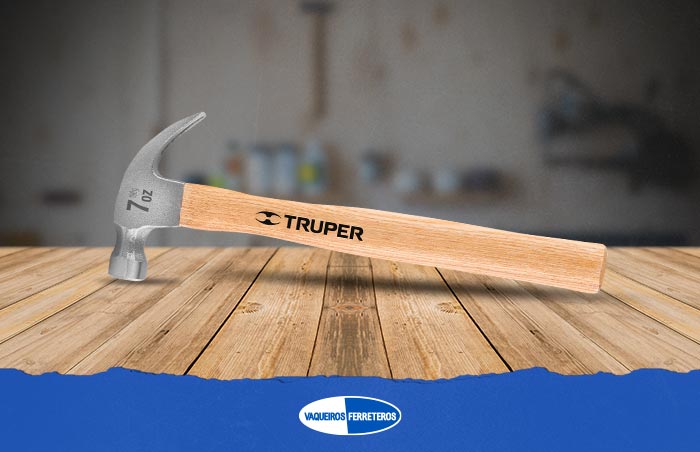 Imagen de un martillo de la marca Truper