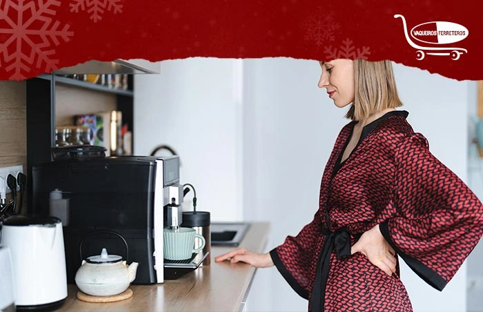 Mujer usando una cafetera eléctrica