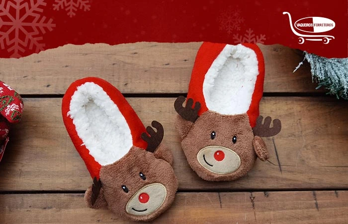 Pantuflas con decoración navideña y cara de reno