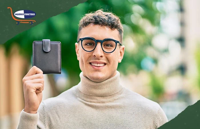 Hombre con gafas sosteniendo su billetera