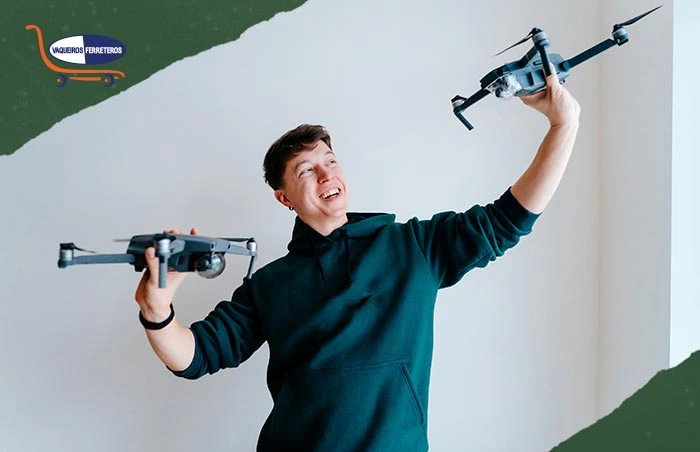 Chico feliz con sus drones nuevos
