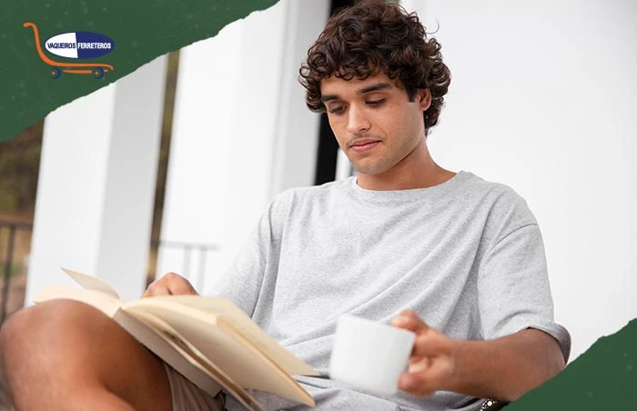 Hombre leyendo con una taza de café