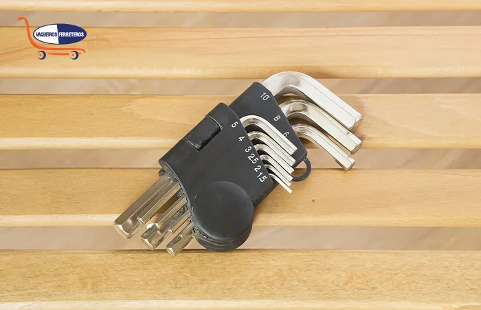 Juego de llaves Allen sobre una superficie de madera