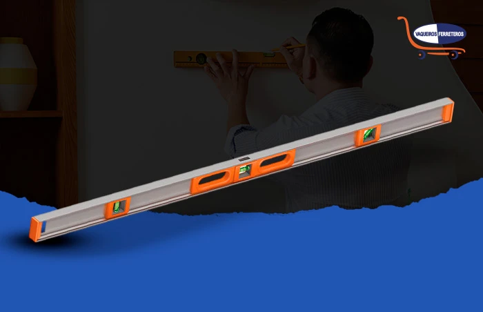 Nivel de albañil con tres burbujas hecho de aluminio y bordes color naranja