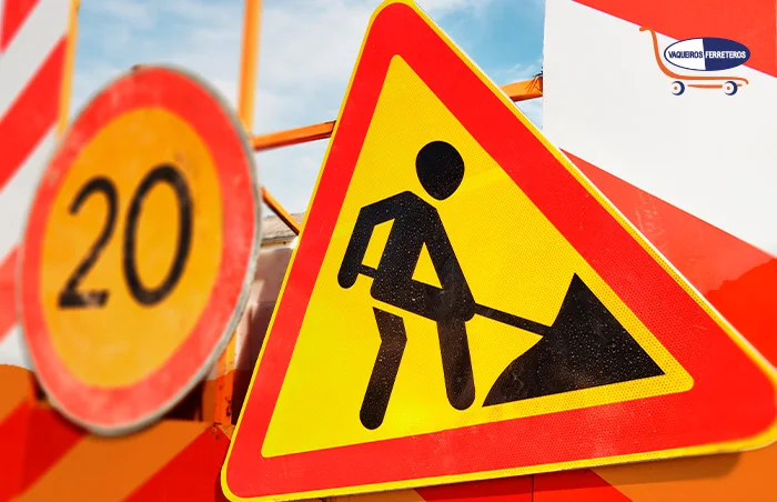 Dos señalamientos de advertencia, color amarillo y naranja, indican que hay excavación en la cercanía. Estos señalamientos son un complemento a los epp y son de uso obligatorio.