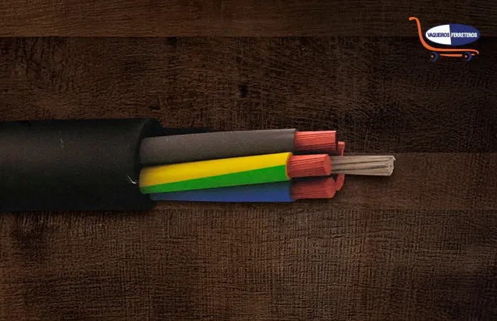 Distintos cables de goma color verde, negro, azul y gris