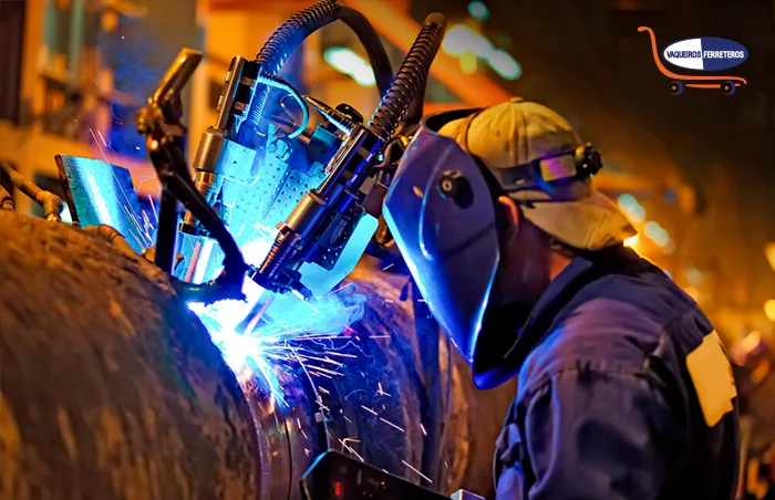 Persona soldando con una máscara protectora puesta