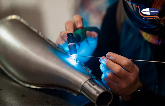 Persona soldando con una tig