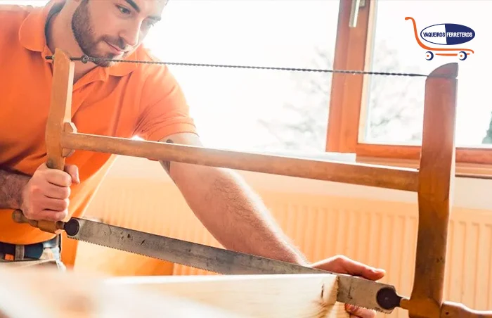 Persona trabajando con un serrucho de bastidor 