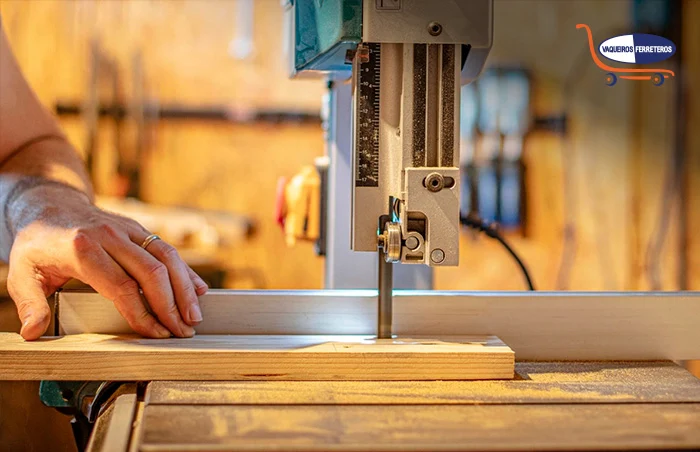 Persona trabajando con una sierra de cinta