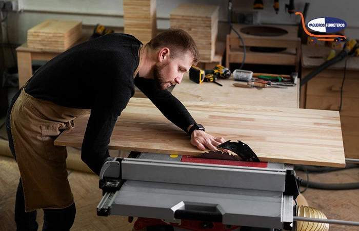 Hombre trabajando con una sierra 