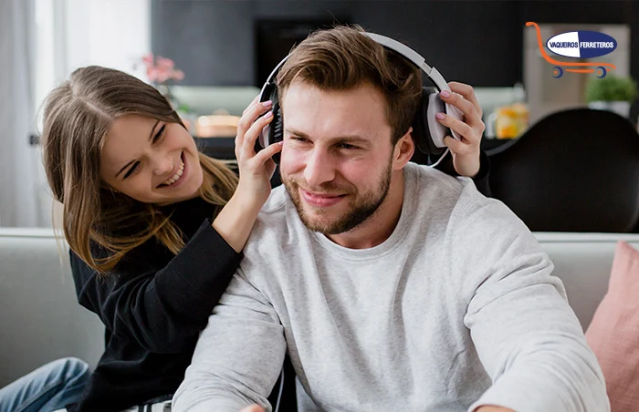 Hombre con audífonos.