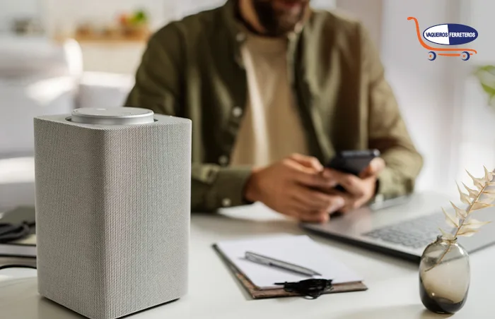 Hombre con su bocina Bluetooth.