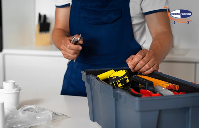 Hombre con su caja organizadora.