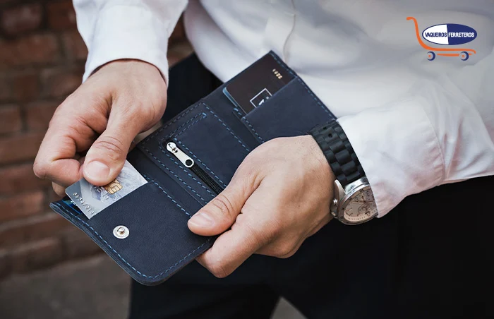 Hombre con cartera nueva.