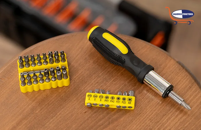 Desarmador con multiples puntas.