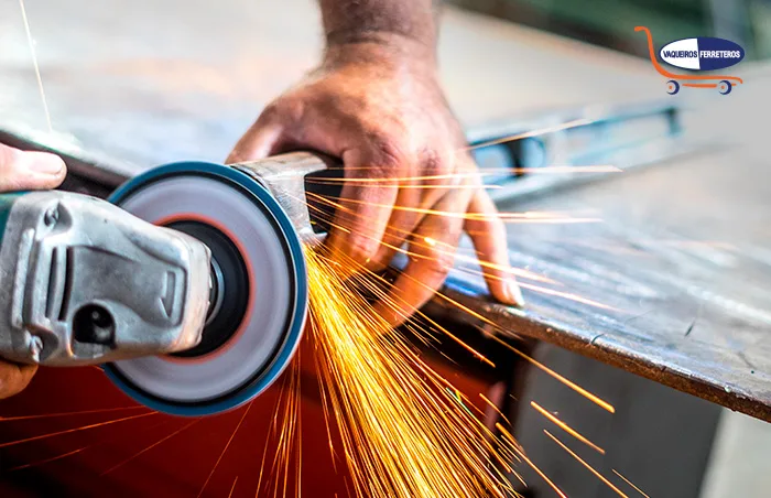 Hombre trabajando con esmeriladora.