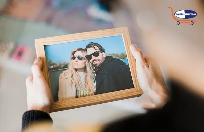 Fotografía enmarcada de una pareja.