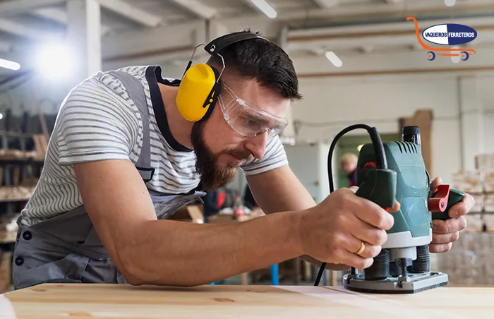 Hombre con una herramienta.