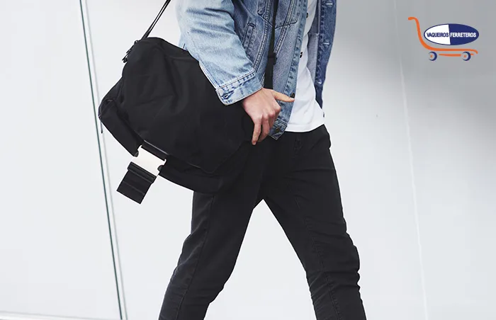 Hombre con mochila/bandolera nueva.