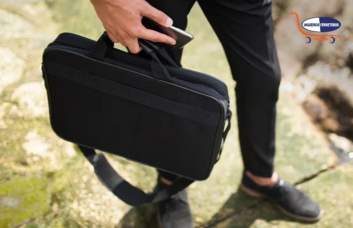 Hombre con portafolio.