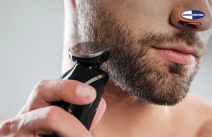 Hombre con rasuradora eléctrica.