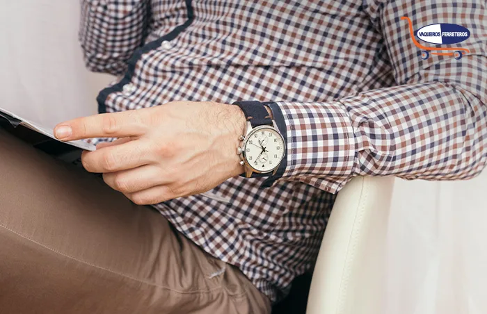 Hombre con reloj analógico.