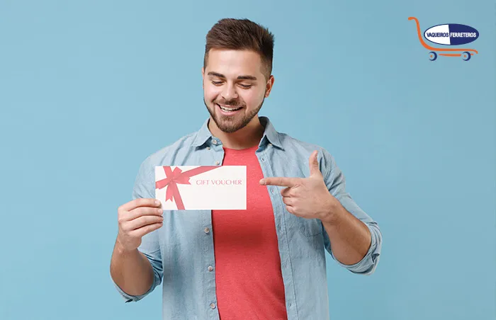 Hombre con una tarjeta/cupón de regalo.