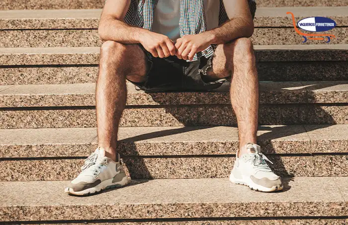 Hombre con tenis nuevos.