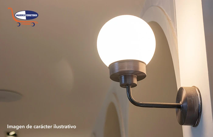 Lámpara de pared encendida.