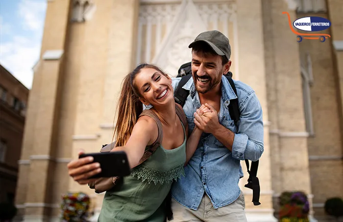 Hombre de viaje con su pareja.