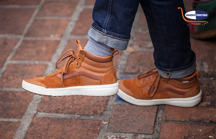 Hombre con zapatos casuales nuevos.